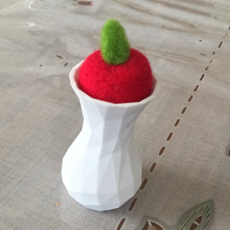 3Dプリンターで出力した花瓶と果物