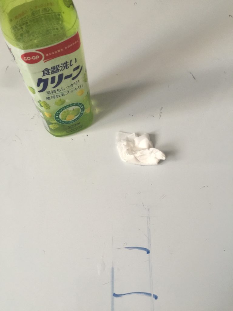 中性洗剤でホワイトボードにこびり付いていた油性インクを落とした写真