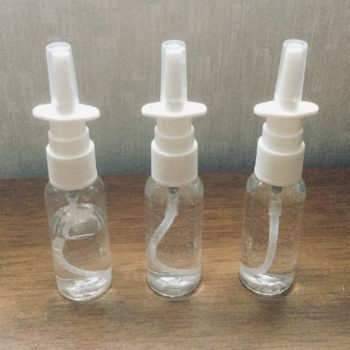 点鼻薬の詰め替え容器に生理食塩水を入れる
